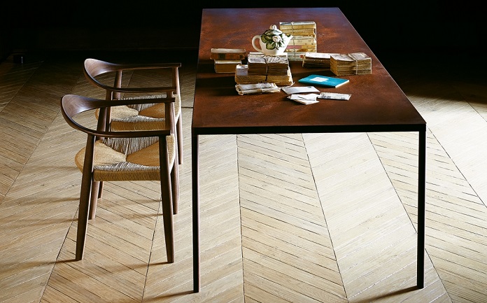 Tavolo in corten e sedie legno curvato